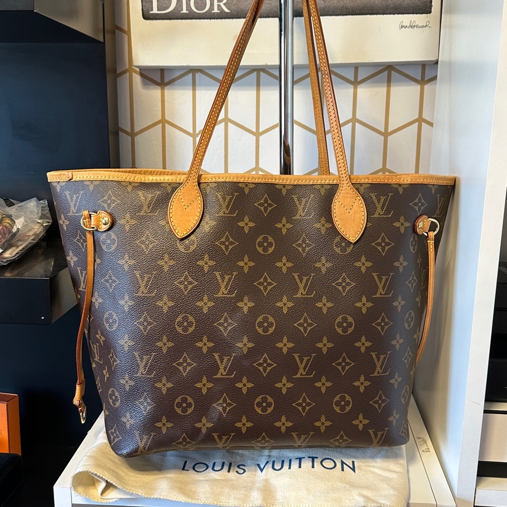 EUC: Louis Vuitton Neverfull. Clean, beautiful, comes with dust bag!
